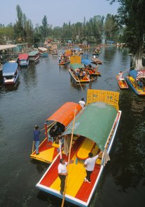 Trajineras op een kanaal